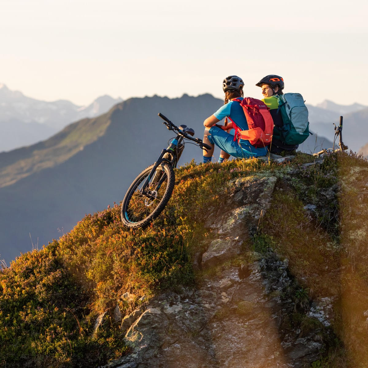 Mountainbiker-geniessen-die-Aussicht