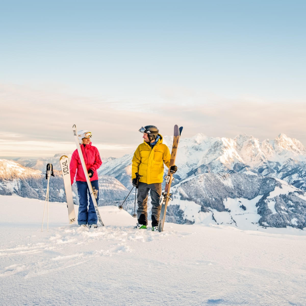 skifahrer-vor-winter-bergkulisse-in-den-kitzbueheler-alpen(4)